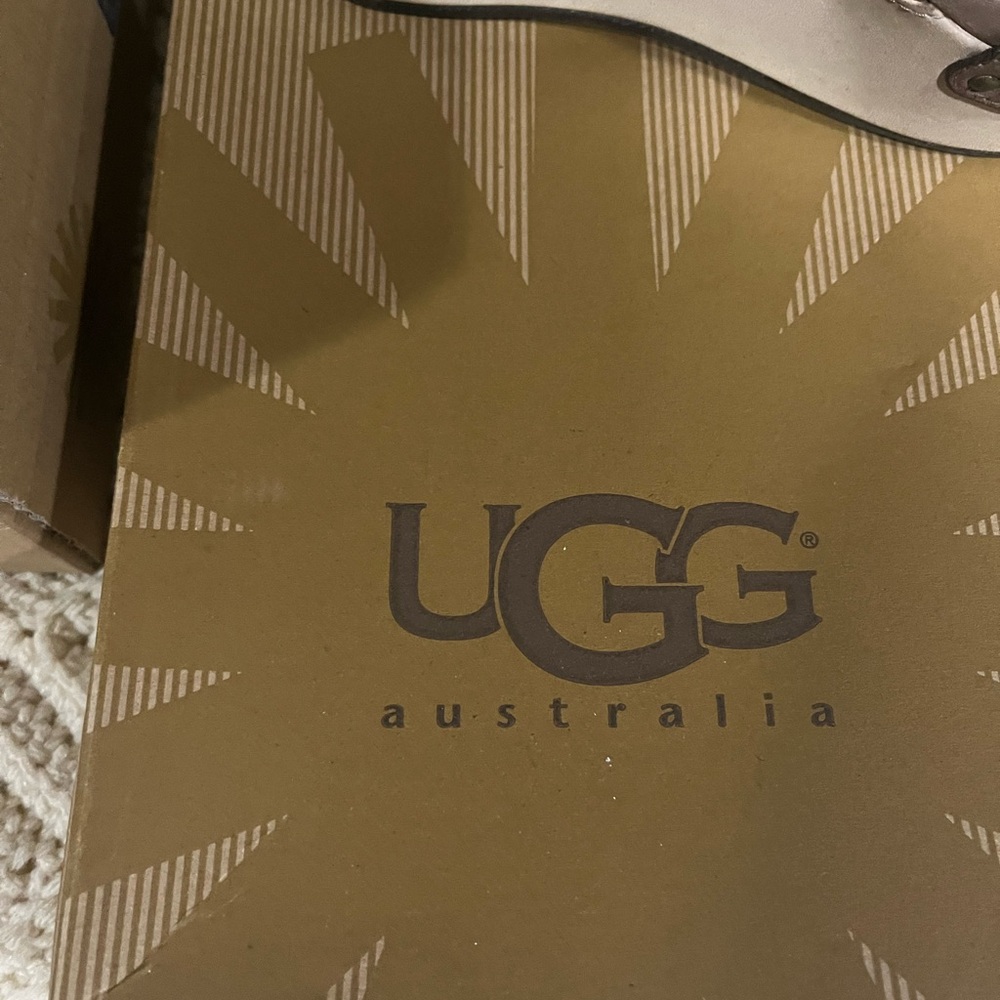 Size. 9.5 unworn wedge Ugg  wedge sandals